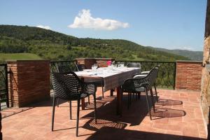 un patio con mesa de comedor y sillas y vistas en L'Ortensia, en Cibottola