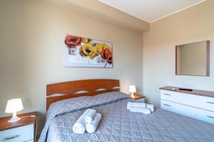 - une chambre avec un lit et 2 serviettes dans l'établissement Appartamento Giliberto Luna, à Portopalo di Capo Passero