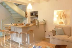 Il comprend un salon avec une cuisine et un canapé. dans l'établissement Maison de charme sur les quais port de St Goustan, à Auray