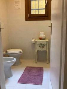 a bathroom with a toilet and a sink and a window at VENEZIA NATURALMENTE ideale per gruppi e famiglie in Venice