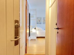 uma porta aberta para um quarto com uma cama em Studio Apartment In Glostrup, Hovedvejen 70, 2 em Glostrup