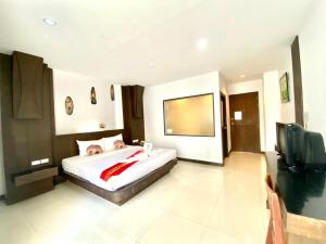 Postel nebo postele na pokoji v ubytování One World One Home Patong 2