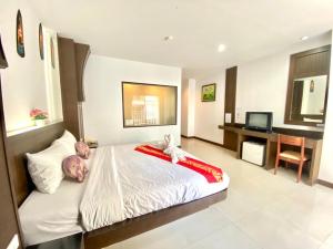 Postel nebo postele na pokoji v ubytování One World One Home Patong 2