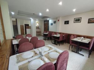 uma sala de jantar com mesas e cadeiras e uma mesa e uma espreguiçadeira em Star Rising em Manali