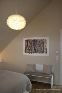 - une chambre avec un lit et deux lumières dans l'établissement Designerloft See, à Immenstaad am Bodensee