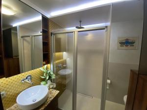 un baño con ducha y lavabo en Manufaktura Radegast Green Julianów District, en Łódź 6 fotos más