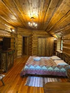 1 dormitorio con 1 cama en una cabaña de madera en Lisotel, en Rokytne