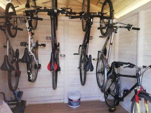 cztery rowery wiszące na ścianie garażu w obiekcie Bliźniaki u Very w Łagowie