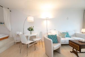 sala de estar con sofá blanco y mesa en Lieblingsnest im Plaza Hotel, en Timmendorfer Strand