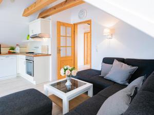 a living room with a couch and a table at Lieblingsort Freude in Timmendorfer Strand