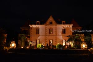 Une grande maison blanche éclairée la nuit dans l'établissement La Bellonette, à Marseillan