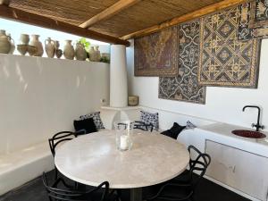 - une cuisine avec une table, des chaises et un évier dans l'établissement Casa Due Lune, à Stromboli