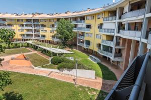 una vista aérea de un edificio de apartamentos con un parque en SE014 - Senigallia, nuovo bilocale comodo a centro e spiaggia en Senigallia