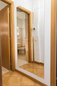 uma porta de vidro para uma casa de banho com WC em SE014 - Senigallia, nuovo bilocale comodo a centro e spiaggia em Senigallia
