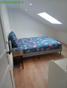 een futonbed in een kamer met een tafel bij Appartemple in Meaux