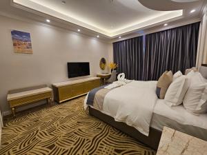 a hotel room with a bed and a flat screen tv at Dansavanh Namngum Resort in Ban Keun