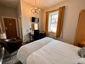 Postel nebo postele na pokoji v ubytování Spilman Hotel