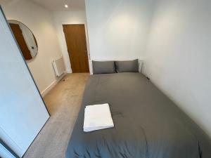 um pequeno quarto com uma cama num quarto em Colindale luxury Apartment em Colindale