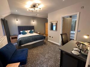 een slaapkamer met een bed en een woonkamer bij Spilman Hotel in Carmarthen