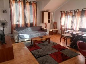 una sala de estar con un sofá y una mesa en Villaweb, 2rooms ap. 5min drive to center &airport, en Iaşi