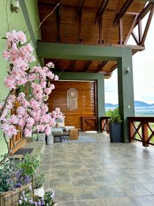 patio z różowymi kwiatami i ławką w budynku w obiekcie Apartmán Ranč w mieście Martin