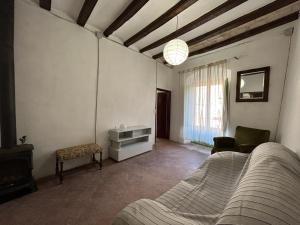 1 dormitorio con 1 cama, 1 silla y 1 mesa en Can Pacoli, en Rupià