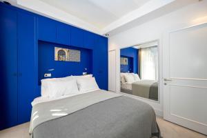 um quarto azul com uma cama e um espelho em Juno Hotel Taksim em Istambul