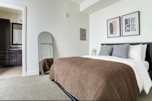 a bedroom with a large bed and a mirror at Downtown Austin 1br w gym pool wd nr Capitol ATX-165 in Austin