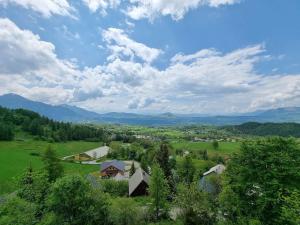 un petit village dans un champ verdoyant avec des montagnes dans l'établissement Studio rénové 2 pers - Balcon Sud - Animaux admis - FR-1-393-80, à Saint-Michel-de-Chaillol