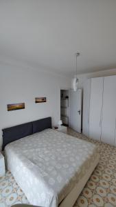 sypialnia z dużym łóżkiem w pokoju w obiekcie Appartamento Coleman w mieście Terracina