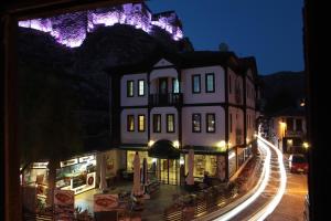 un edificio en una calle de la ciudad por la noche en Grand Harsena Otel, en Amasya