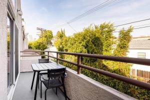 En balkon eller terrasse på Westwood 2BR nr UCLA Westwood Village LAX-222