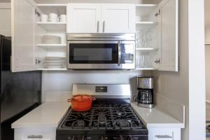 A cozinha ou cozinha compacta de Westwood 2BR nr UCLA Westwood Village LAX-222