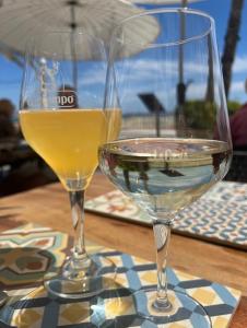 Casa Violeta في ألتيا: كأسين من النبيذ الأبيض يجلسون على الطاولة