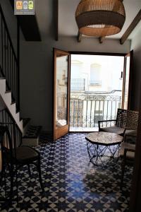 przedpokój ze stołem i krzesłami oraz balkonem w obiekcie Casa Violeta w Altei