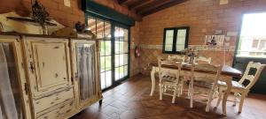 kuchnia ze stołem i krzesłami w pokoju w obiekcie Casa Rústica Piscina, Apartadiño w mieście Pobra do Caramiñal
