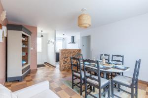comedor y sala de estar con mesa y sillas en Gîte Renardeau - Maison à deux pas du centre ville en Carentan