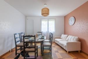 sala de estar con mesa y sofá en Gîte Renardeau - Maison à deux pas du centre ville en Carentan