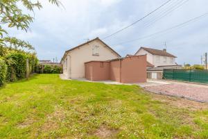 una imagen de una casa con un patio en Gîte Renardeau - Maison à deux pas du centre ville en Carentan