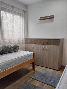 Postel nebo postele na pokoji v ubytování D&M Apartman Dojkinci + 13 fotografií