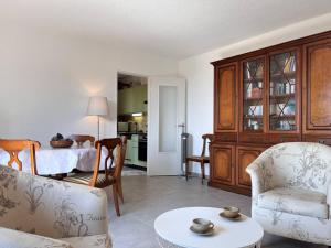 uma sala de estar com duas cadeiras e uma mesa em Maison Le Lavandou, 3 pièces, 6 personnes - FR-1-251-502 em Le Lavandou