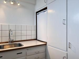 Nhà bếp/bếp nhỏ tại One Bedroom Apartment In Rdovre, Trnvej 29b,
