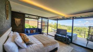 TV a/nebo společenská místnost v ubytování Cumbres Luxury Glamping