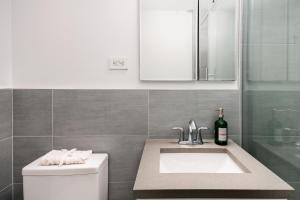 y baño con lavabo y aseo. en 3 BR in Upper West Side, en Nueva York