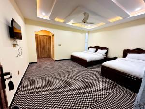 Uma cama ou camas num quarto em Desert One Hotel Skardu