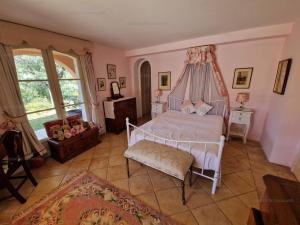 ein Schlafzimmer mit einem Himmelbett in der Unterkunft Villa Cavalaire-sur-Mer, 5 pièces, 8 personnes - FR-1-100-239 in Cavalaire-sur-Mer