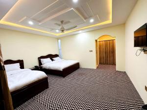 Ένα ή περισσότερα κρεβάτια σε δωμάτιο στο Desert One Hotel Skardu