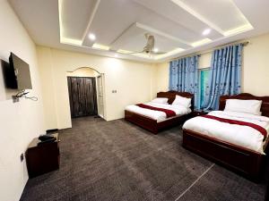 Ένα ή περισσότερα κρεβάτια σε δωμάτιο στο Desert One Hotel Skardu