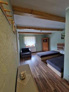 ein Wohnzimmer mit 2 Betten und einem Sofa in der Unterkunft Stara Kuźnia Radków in Radków