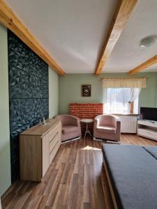 ein Wohnzimmer mit einem Sofa und einem Tisch in der Unterkunft Stara Kuźnia Radków in Radków